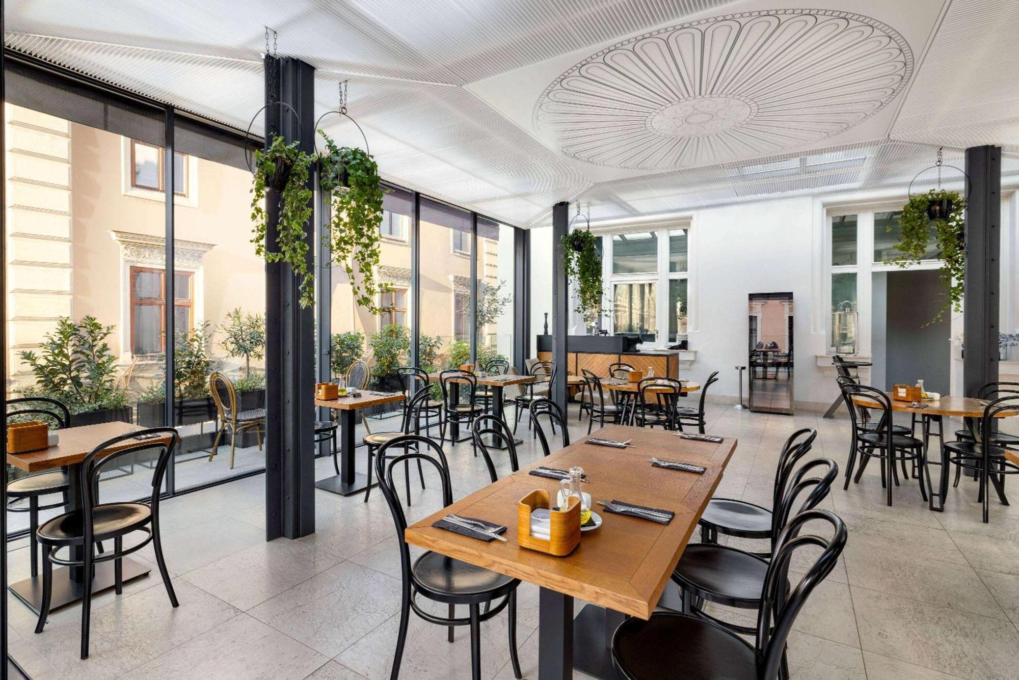 Wyndham Grand Krakow Old Town Hotel Exterior photo Restaurant