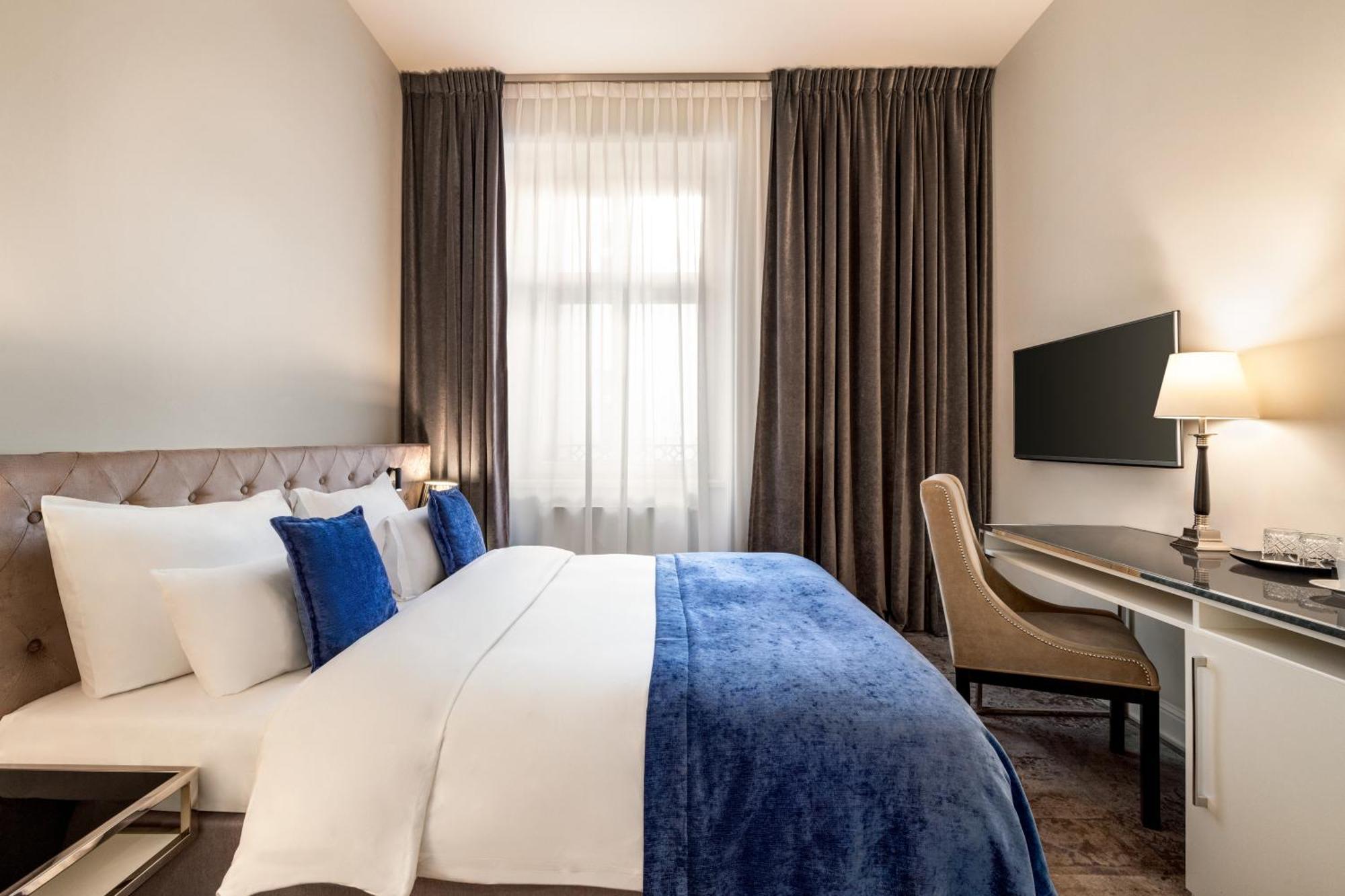 Wyndham Grand Krakow Old Town Hotel Exterior photo A room at the hotel
